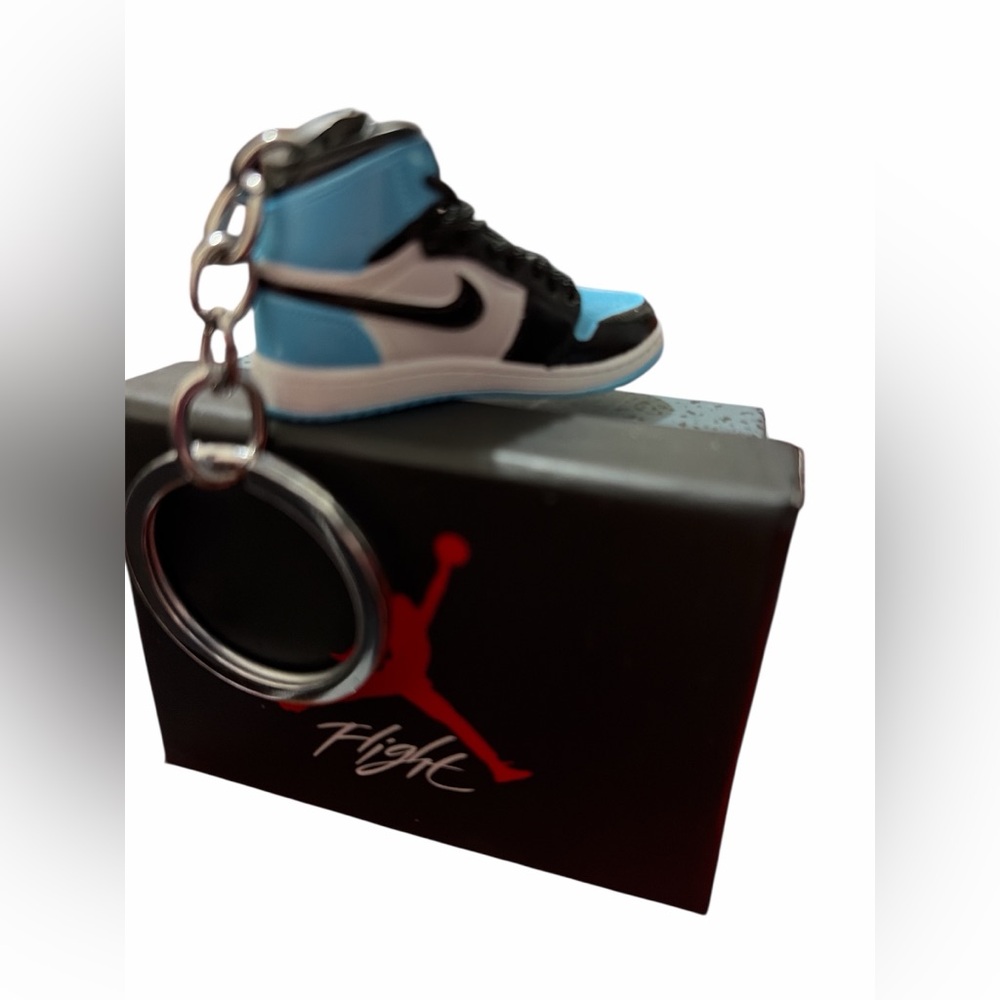 Fashion snicker keychain with a box - Picture 6 of 10